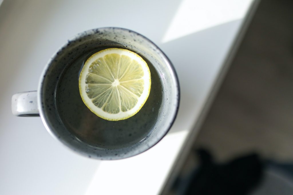 Ternyata Begini Efek Air Lemon terhadap Kesehatan Gigi dan Mulut Menurut Dokter Gigi