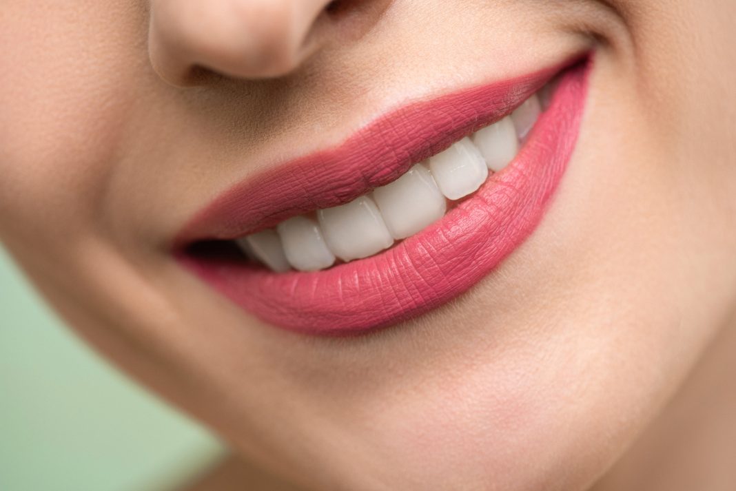 3 Cara Ampuh Menjaga Gigi agar Tetap Terlihat Putih untuk Pecinta Kopi