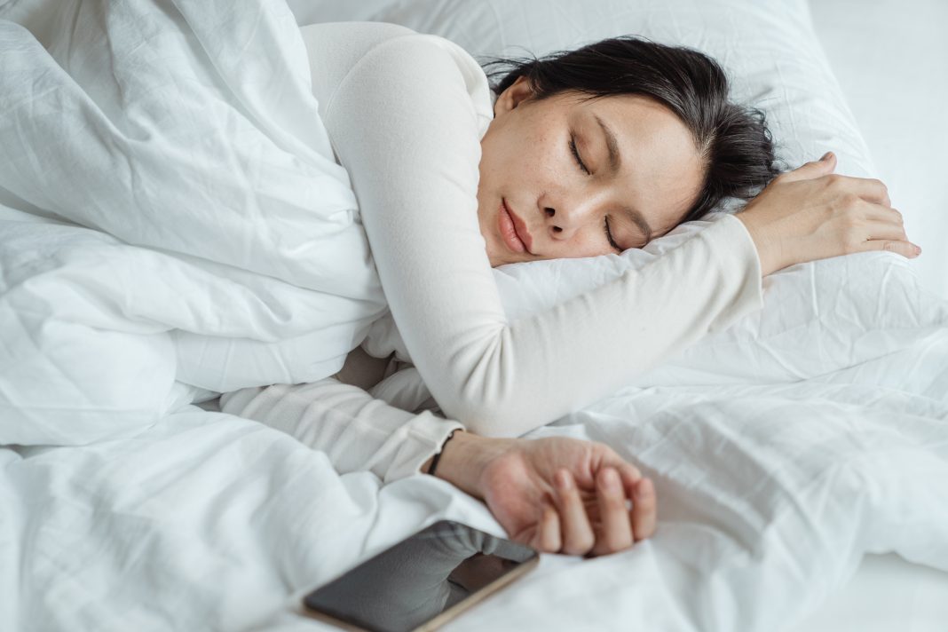 Penelitian Buktikan bahwa Cukup Tidur Merupakan Kunci dari Kehidupan Sosial Lancar (Bagian 1)
