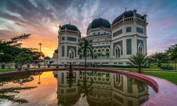 Masjid Raya Al-Mashun Pesona Sejarah Terbesar Didalamnya