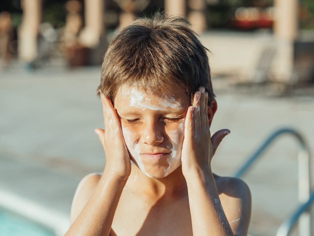 5 Trik dari Dokter Kulit agar Keringat dan Sunscreen Keringat Tidak Menetes ke Mata