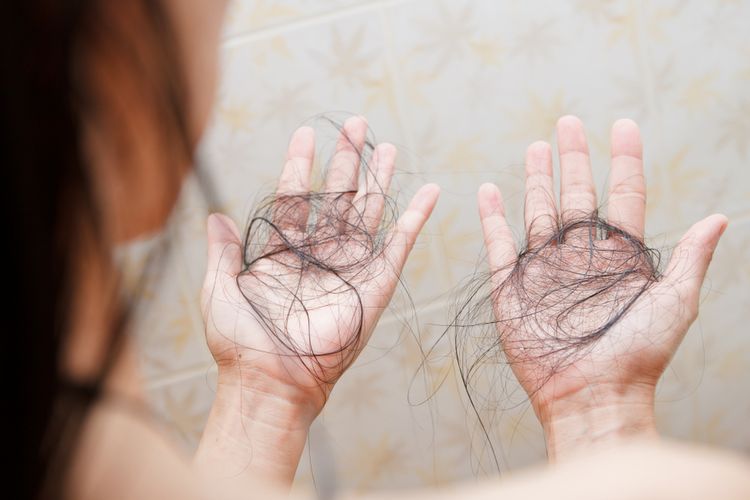 Penata Rambut Ungkap Trik Menyembunyikan Kerontokan Rambut