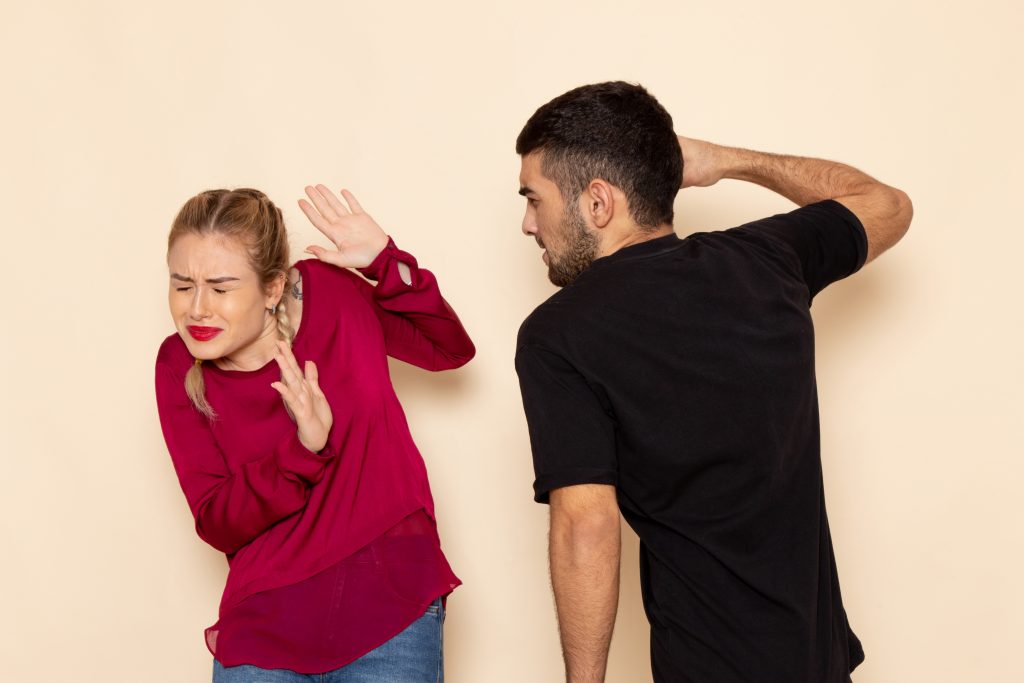10 Tanda Kamu Berada dalam Hubungan Kasar atau Abusive Relationship