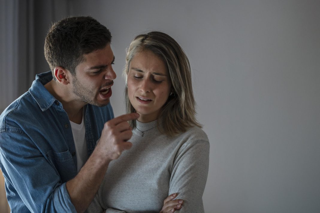 10 Tanda Kamu Berada dalam Hubungan Kasar atau Abusive Relationship