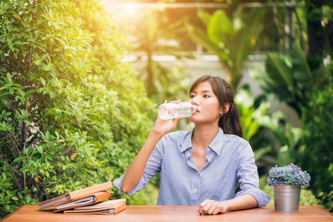 Mengejutkan! Ternyata Ini Alasan Mengapa Kamu Sebaiknya Minum Air Putih Sebelum Melakukan Percakapan Penting!
