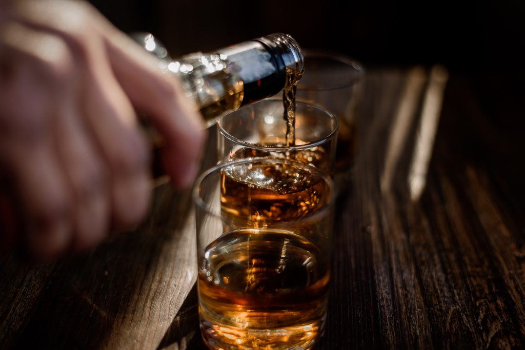 Inilah yang Akan Terjadi pada Otak Saat Kamu Minum Minuman Beralkohol, Menurut Neuroscientist