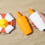 3 Alasan Mengapa Ahli Kimia Kosmetik Melarangmu untuk  Memindahkan Sunscreen ke dalam Wadah Lain
