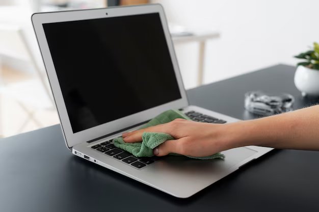 5 Langkah Tepat Membersihkan Laptop, Menurut Ahli Mikrobiologi dan Pakar Kebersihan