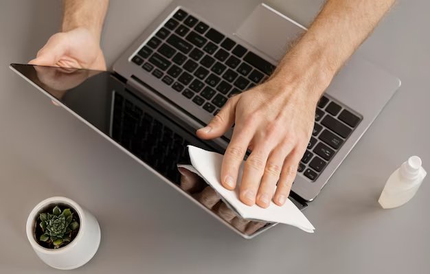 5 Langkah Tepat Membersihkan Laptop, Menurut Ahli Mikrobiologi dan Pakar Kebersihan