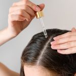 6 Manfaat Minyak Tea Tree Oil untuk Rambut, Menurut Dokter Kulit