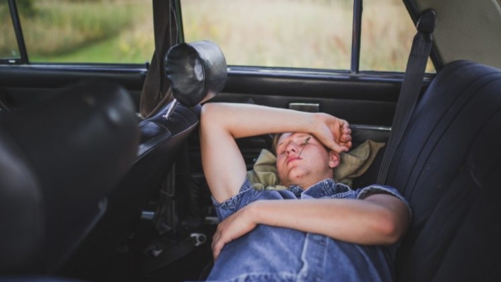 Tidur dengan Aman di Mobil Selama Perjalanan Ini Tips dan Triknya