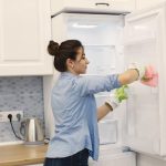 10 Kesalahan Umum yang Mungkin Kamu Lakukan Saat Membersihkan Kulkas (Bagian 1)