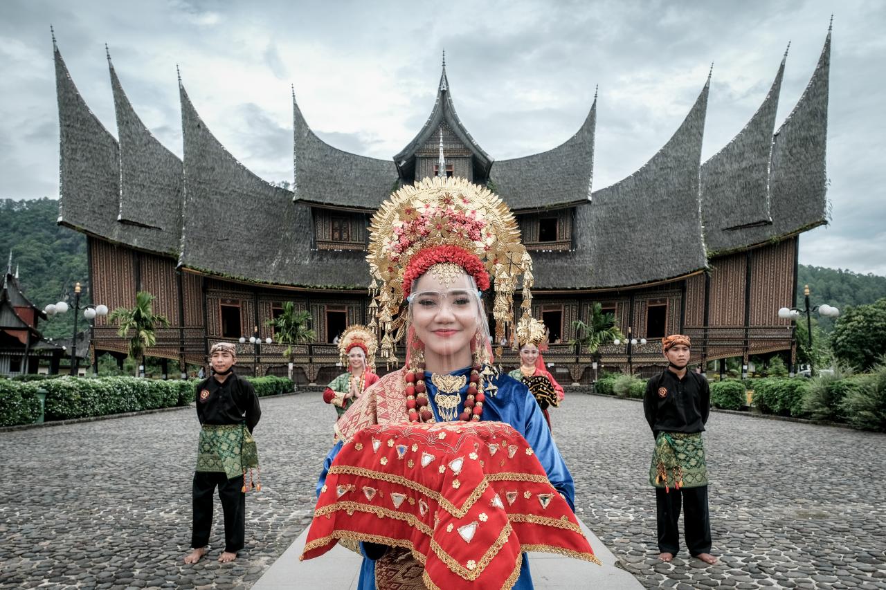 Istana Pagaruyung: Sebuah Perjalanan Waktu ke Masa Lalu