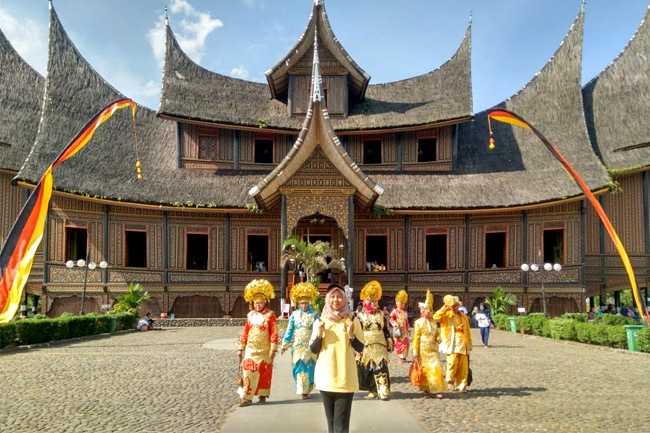Istana Pagaruyung: Sebuah Perjalanan Waktu ke Masa Lalu
