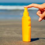 Sunscreen Spray untuk Penggunaan Sehari-hari, Amankah? 