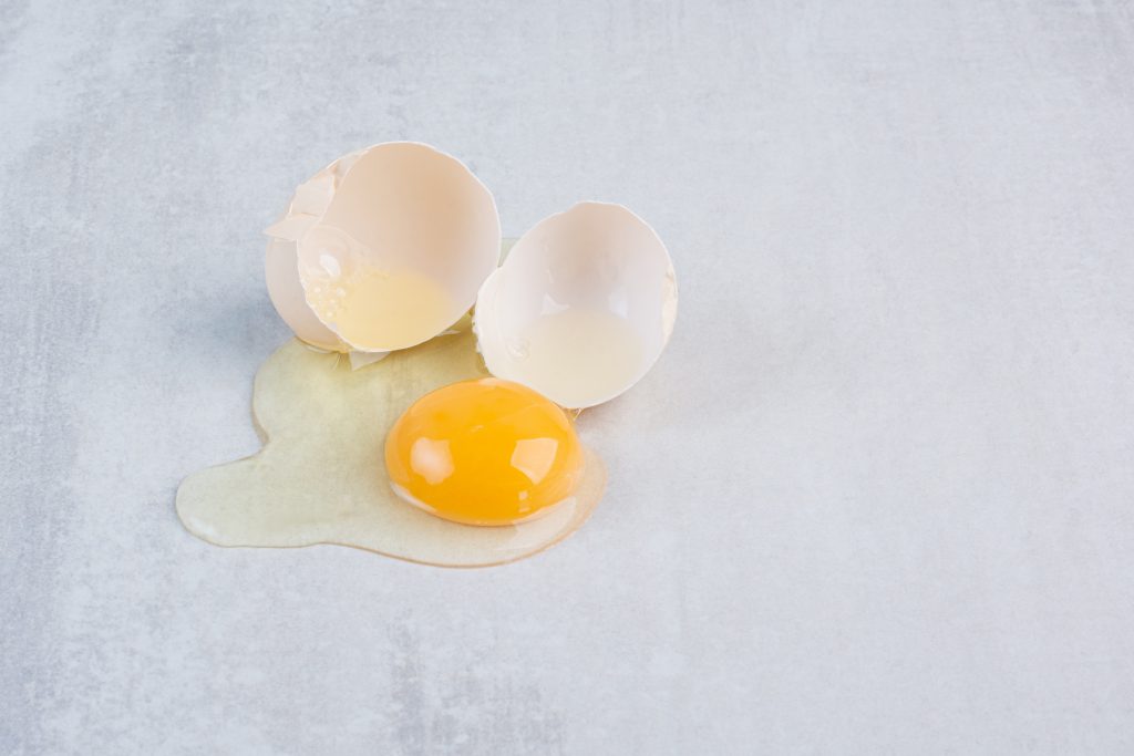 Alasan Mengapa Kamu Sebaiknya Tidak Memakan Telur yang Retak
