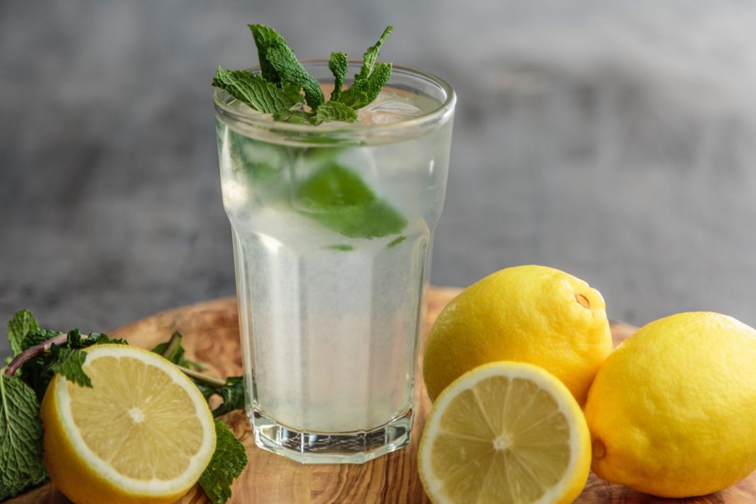 Manfaat Air Lemon Hangat di Pagi Hari untuk Kesehatan Anda