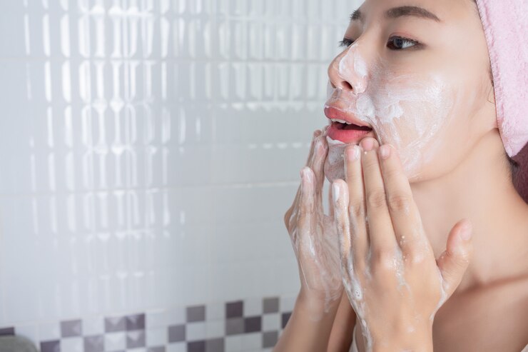 8 Kebiasaan Mencuci Muka yang Harus Segera Dihentikan, Menurut Dermatologis 