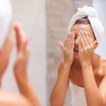 8 Kebiasaan Mencuci Muka yang Harus Segera Dihentikan, Menurut Dermatologis 